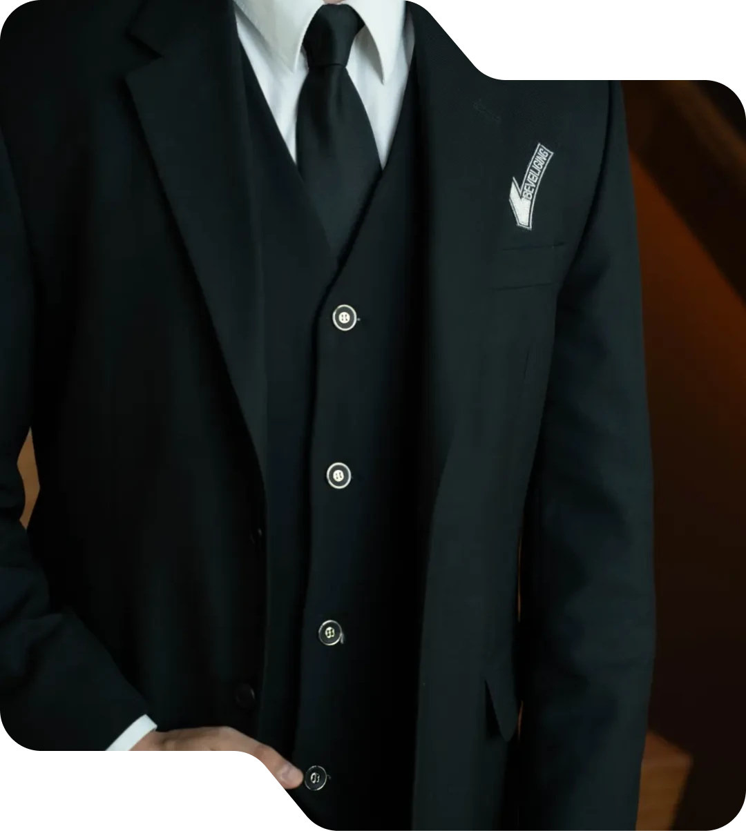 Close-up van het uniform van Safety Guard met beveiligingsembleem