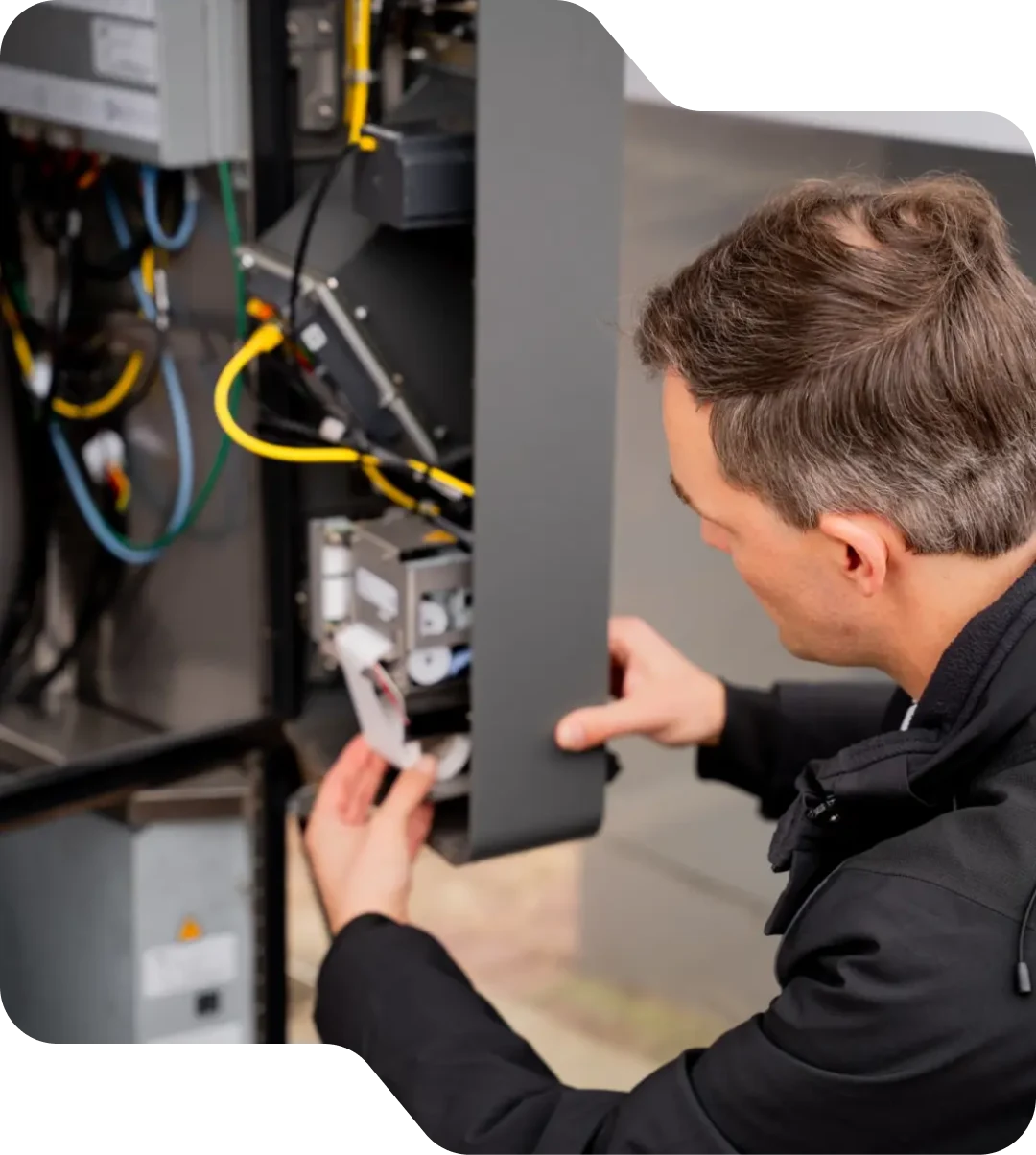 Medewerker van Safety Guard controleert een technische installatie
