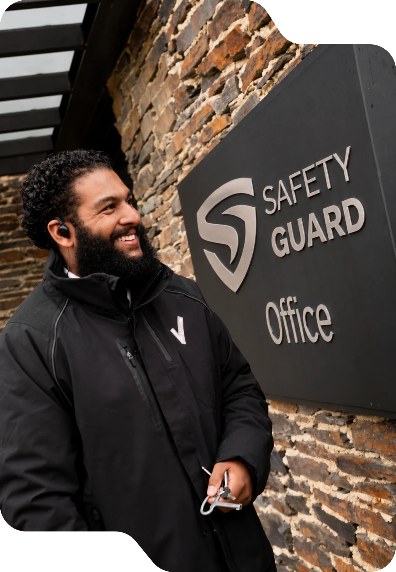 Medewerker van Safety Guard bij het bord Safety Guard Office